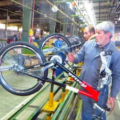 تصویر بالا، آساک دوچرخ بزرگترین کارخانه دوچرخه سواری خاور