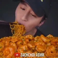 خوردن نودل با میگو🍜🍤