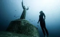 مجسمه برنزی عیسی مسیح در زیر آب 2.5 متر است که در کشور ای