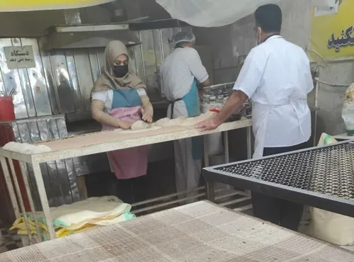 کارگر خانم در نانوایی | قم المقدسه