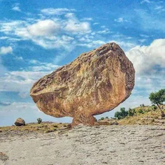 عجیب‌ترین پدیده طبیعی ایران؛ سنگی که ۱۵۰ سال بین زمین و ه
