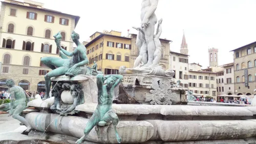 در ایتالیا بقدر به جن اعتقاد دارند که مجسمه های رو در سطح