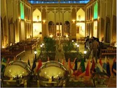هتل موزه فهادان (خانه تهرانی ها)هتل موزه فهادان  در ساختم