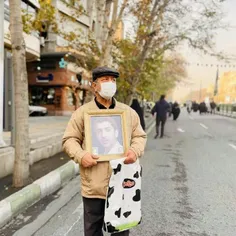 📸تصویری از پدرشهید، تهران، خیابان انقلاب، ۶ دی ۱۴۰۱