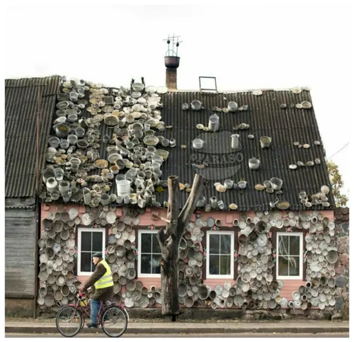 خانه ای پوشیده شده از ماهیتابه و قابلمه کهنه در لیتوانی