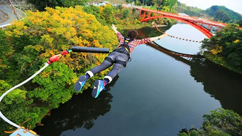 پرش بانجی یا بانجی جامپینگ( به انگلیسی:Bungee Jumping) فع