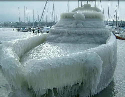 قایقی غرق در یخ! شهر "یاکوتسک" روسیه بخون