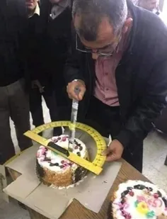 وقتی یه معلم ریاضی می‌خواد کیک تولد قاچ کنه! 😁