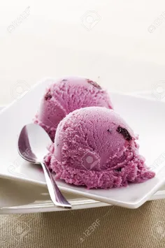 بستنی توت فرنگی دوستدارم