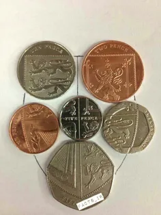 اگر سکه‌های انگلیسی را کنار هم قرار بدهیم، در شکل حاصل، ت
