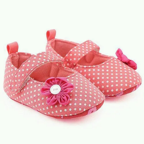 کفش های نوزادی خوشگل و بامزه دخترانه درحالیکه نوزادان کوچ