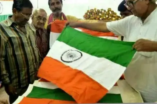 پرچم هند "خادی" نام دارد، از ترکیب پارچه کتان و ابریشم دس