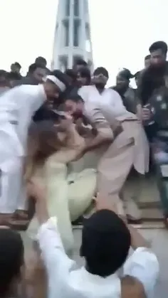 ببینید چندین مرد پاکستانی چطور با یک دختر جوان و زیبا برخ