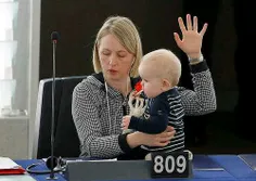 خانم‌نماینده‌همراه بافرزندش درپارلمان اروپا