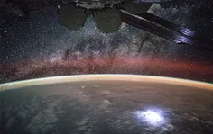 منظره خارق‌العاده زمین و کهکشان راه شیری از ایستگاه فضایی