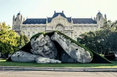 مجسمه غول پیکری که در میدان شهر بوداپست سر از خاک برآورده