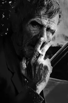 مردی سیگار به دست را که دیدی به چشم تمسخر به او نگاه نکن

