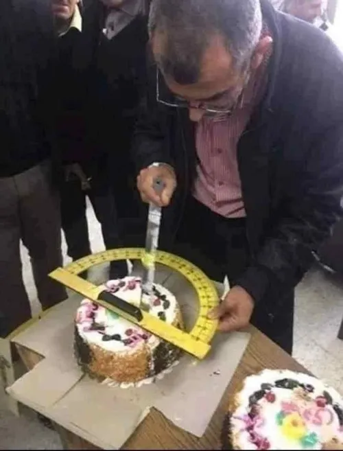 وقتی یه معلم ریاضی می خواد کیک تولد قاچ کنه! 😁
لایک کن