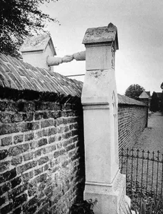 ارامگاه زن و شوهر کاتولیک و هلندی که حتی پس از مرگ هم دست