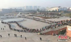 صف دانشجویان دانشگاه پکن برای ورود به کتابخانه دانشگاست