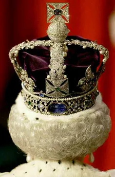 تاج ملکه الیزابت دوم با بیش از دو هزار قطعه الماس ؛