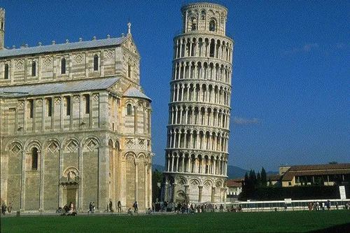 برج کج پیزا در ایتالیا ...