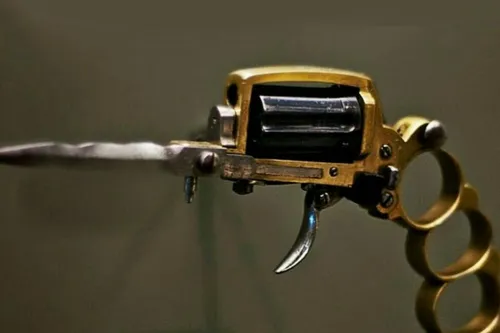 در سال 1900 در فرانسه گنگستر ها از اسلحه ای استفاده میکرد