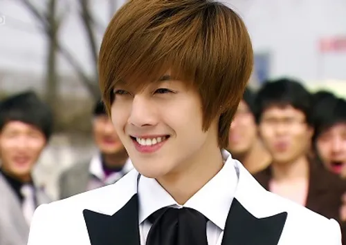 کیم هیون جونگ (به کره ای:김현중 به انگلیسی:Kim Hyun-joong) (