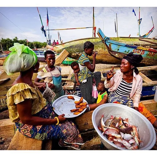 The fishmonger and the fried plantain seller catch up on 