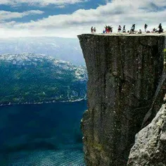 پرتگاه مشهور «پریکستولن» (Preikestolen) با ارتفاعی حدود ۶