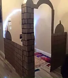 ساخت یک مسجد مقوایی در گوشه منزل توسط یک مادر برای تشویق 