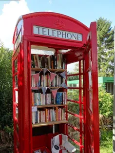 یک باجه ی تلفن عمومی قدیمی در کشور انگلستان به یک کتابخان