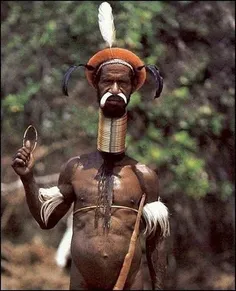 حلقه های دور گردن این فرد از قبیله "اِندِبِله" آفریقای جن
