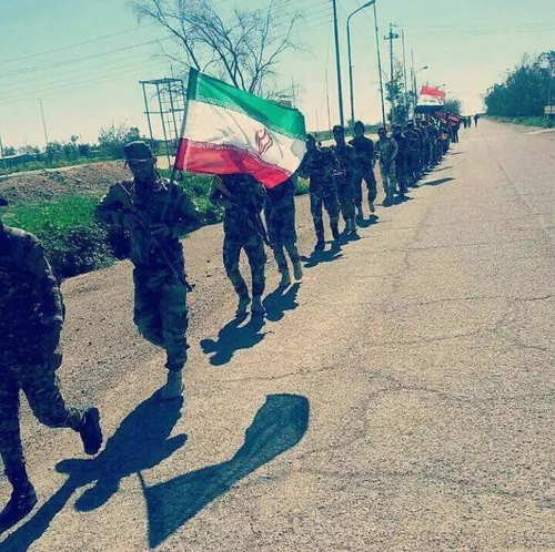 برافراشته شدن پرچم ایران توسط نیروهای حشدالشعبی در عراق