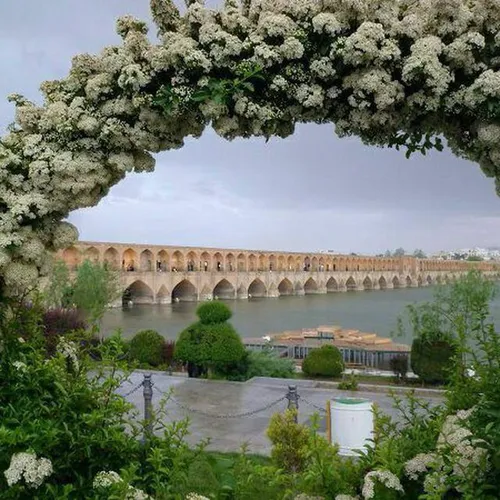 اینجا سی و سه پلس ، نصف جهان، اصفهان