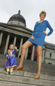 صاحب طولانی ترین پاها در جهان(132cm) در کنار کوچکترین مرد