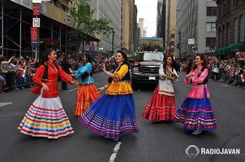 رقص ایرانی با لباسهای محلی در خیابان های نیویورگ