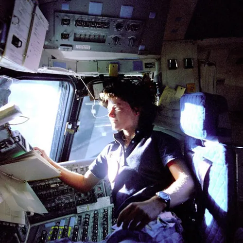 سال ۱۹۸۳: سالی کی راید، نخستین زن فضانورد آمریکایی.