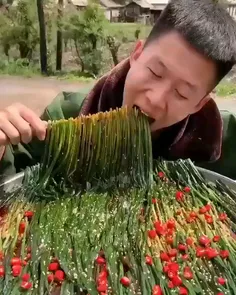 خوردن علف و گل گیاه به روش چینی