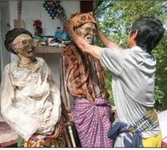 مراسم بیرون کشیدن مردگان از قبر و آراستن مردگان در اندونز