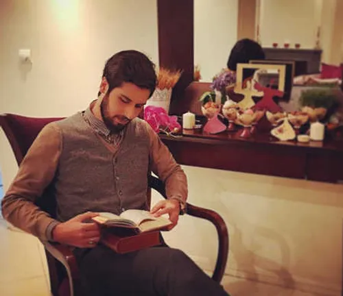 آقا حامد در حال قرآن خواندن