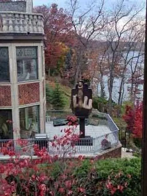 مردی خانه ای در همسایگی همسر سابقش خرید تا بتواند مجسمه ی