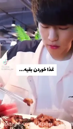 قشنگ میبلعه 😂