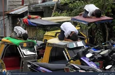 نماز خواندن سه نوجوان مسلمان فیلیپینی روی سقف تاکسی های س