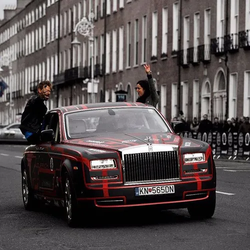 This incredible Rolls Royce Phantom can really turn some 