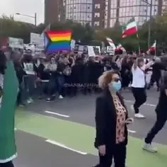 پرچم همجنسگرایان در تجمع ضد ایران و ضد نظام اسلامی 