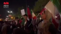 ساعت ۴ صبح یکشنبه ۲۶ فروردین و مردم تهران مقابل سفارت انگ