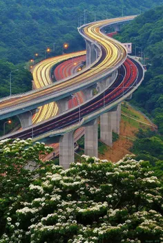 اینجا یکی از زیباترین بزرگراه های کشور چین هستش 