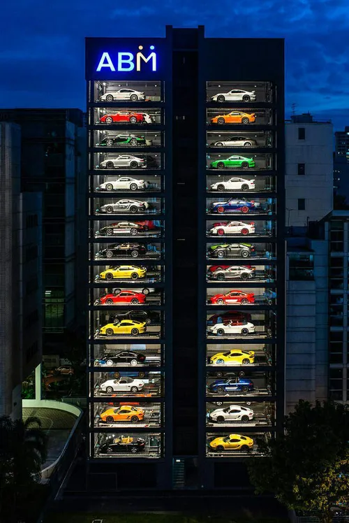 ویترین متحیر کننده و برج ۱۵طبقه فروش خودروی لوکس در سنگاپ