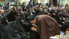محمود دعایی ، در حال تعظیم برای بوسیدن چادر عفت مرعشی    